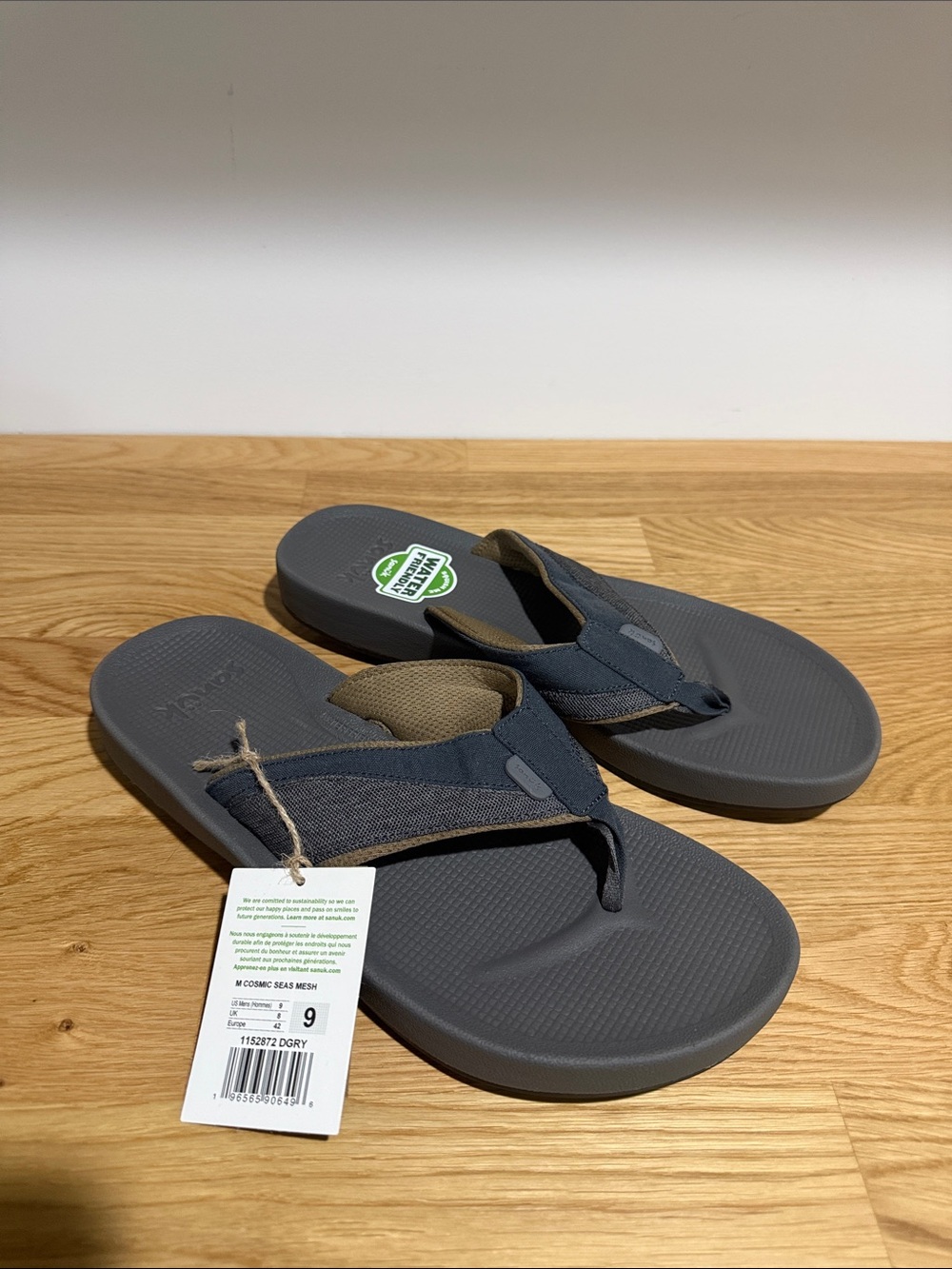 Brand new Sanuk size 9 Men's Black Fabric Strap Flip-Flops